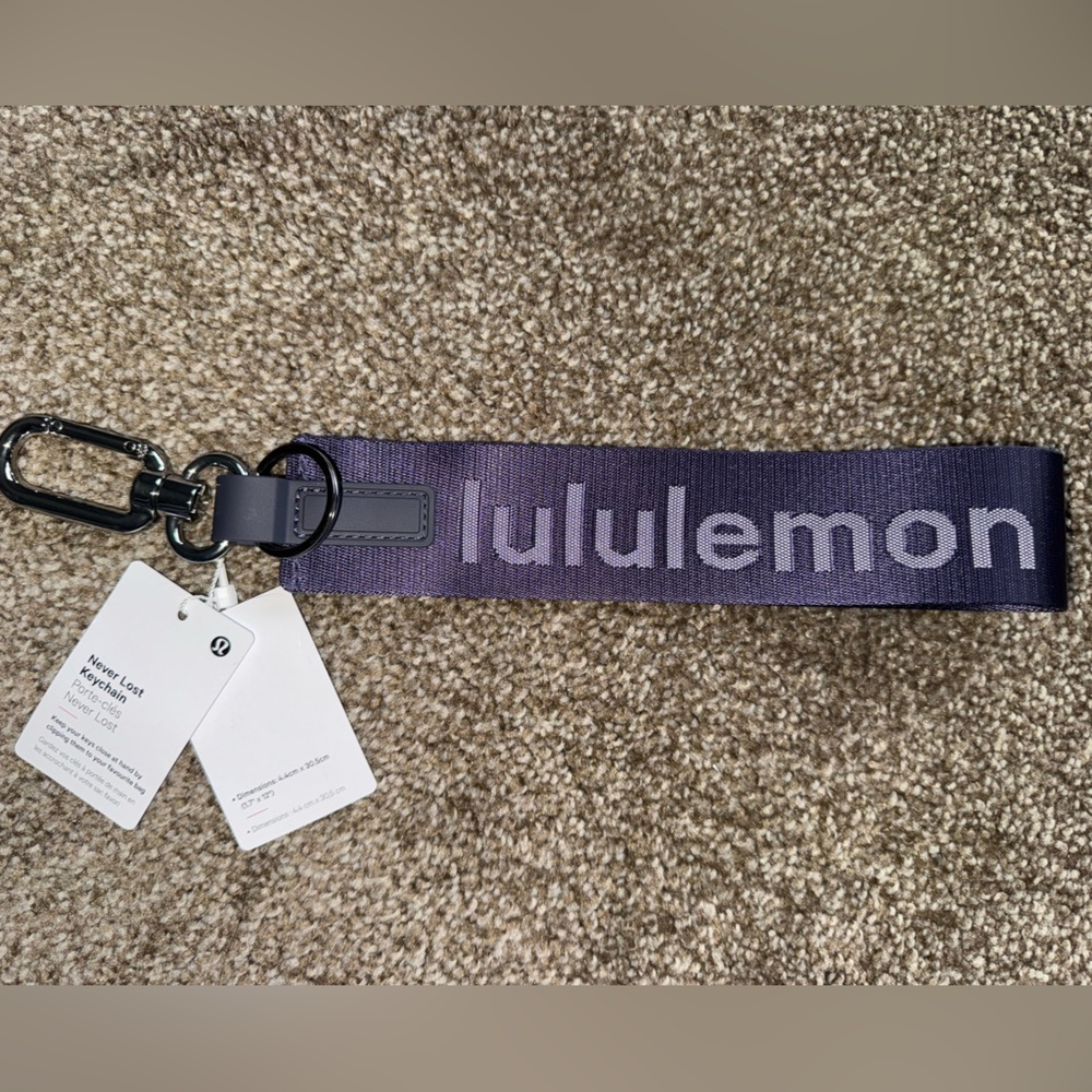 LULULEMON NEVER LOST KEYCHAIN -PURPLE